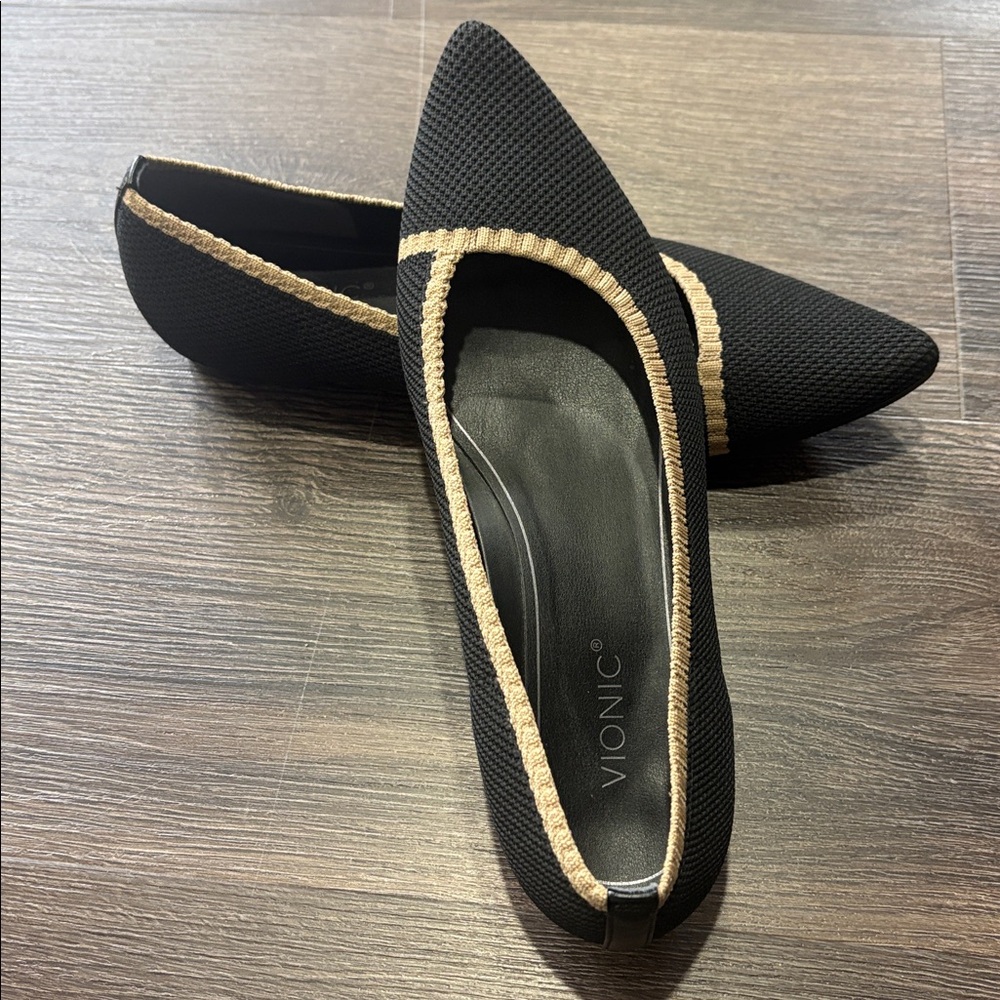 Vionic Black and tan pointed toe knit flats - Picture 2 of 5